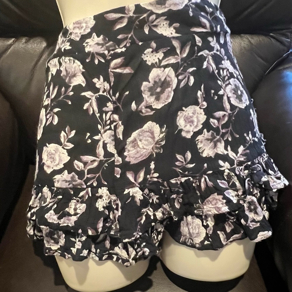 Wet Seal Black‎ Floral Ruffle Shorts Size Small